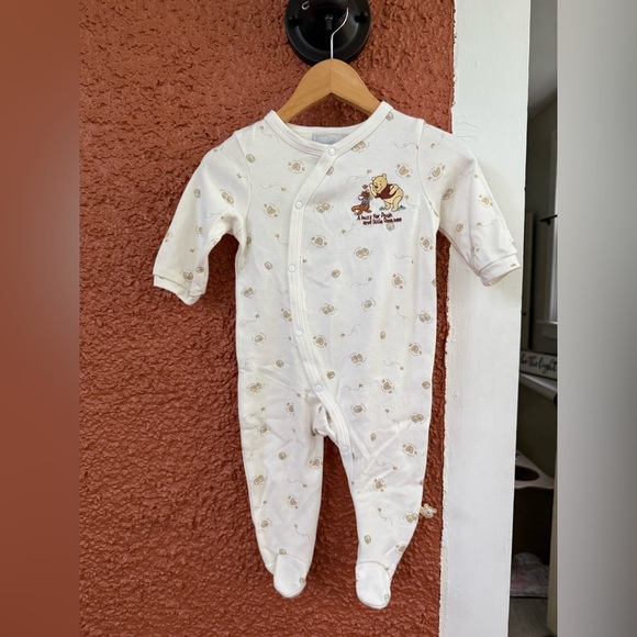 Y2K Pooh Bear Footed Romper Sleeper 9 Months Embroidered Honey Pot Bee Cream - Picture 1 of 7